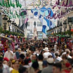 Miles de malagueños y turistas disfrutan de la Feria de Málaga