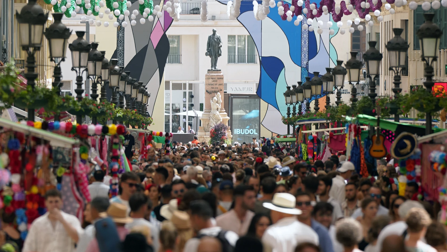 Miles de malagueños y turistas siguen disfrutando del ambiente festivo en el ecuador de la Feria de Málaga, a 16 de agosto de 2023 en Málaga, (Andalucía, España).16 AGOSTO 2023Álex Zea / Europa Press16/08/2023