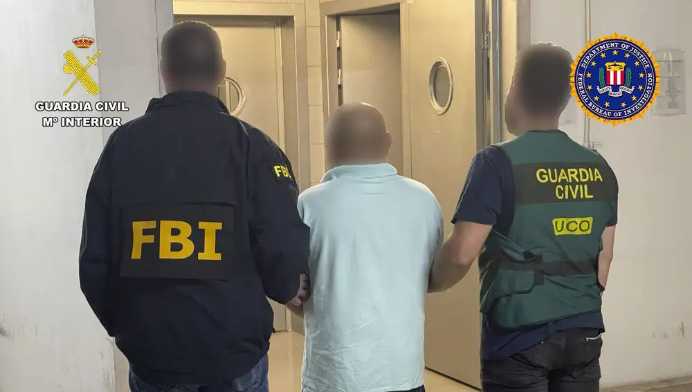 MADRID, 16/08/2023.- La Guardia Civil, en colaboración con el FBI, ha detenido en Madrid, Barcelona y Gran Canaria a tres pederastas que habían huido de Estados Unidos, donde las autoridades los buscaban por delitos sexuales contra menores de edad, ha informado este miércoles el instituto armado. Un hombre de 55 años que agredió sexualmente y dejó embarazada a su hijastra de 12, otro de 71 que distribuía archivos de contenido sexual infantil y otro de 23 que comercializaba el material íntimo que le enviaba su víctima son los tres presuntos delincuentes que ha detenido el equipo de huidos de la justicia de la Unidad Central Operativa (UCO) de la Guardia Civil. EFE/ Guardia Civil SOLO USO EDITORIAL/SOLO DISPONIBLE PARA ILUSTRAR LA NOTICIA QUE ACOMPAÑA (CRÉDITO OBLIGATORIO)