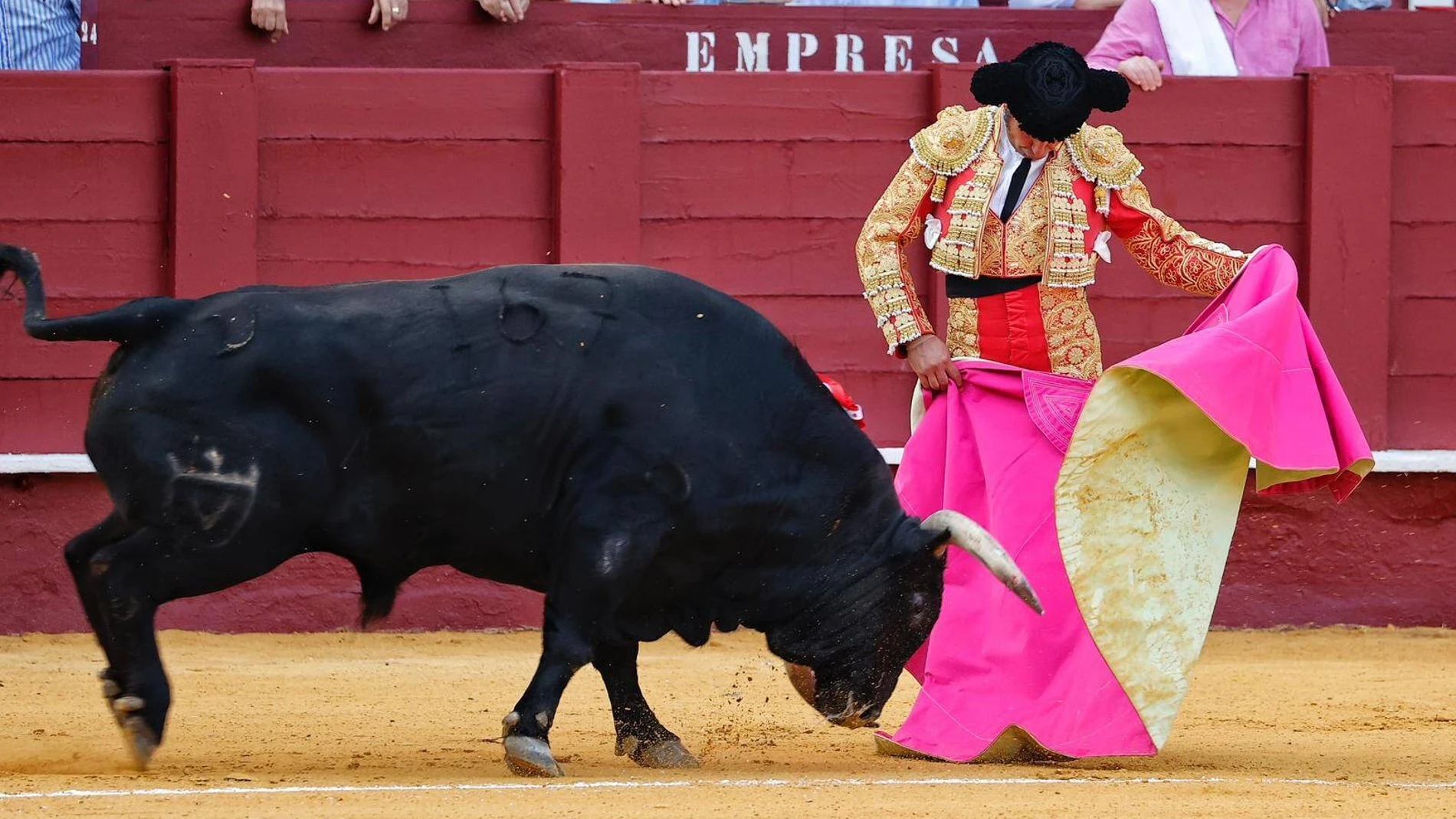 Morante se reconcilia con Málaga y Santana Claros corta una oreja en su alternativa