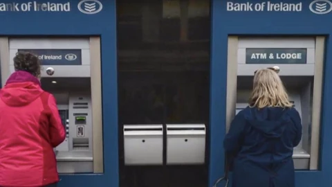 Largas colas en los cajeros de Irlanda para sacar dinero “gratis” por un error en el banco