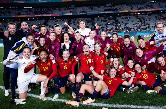 La selección española, feliz -junto a Vilda y Rubiales- tras colarse en la final de un Mundial