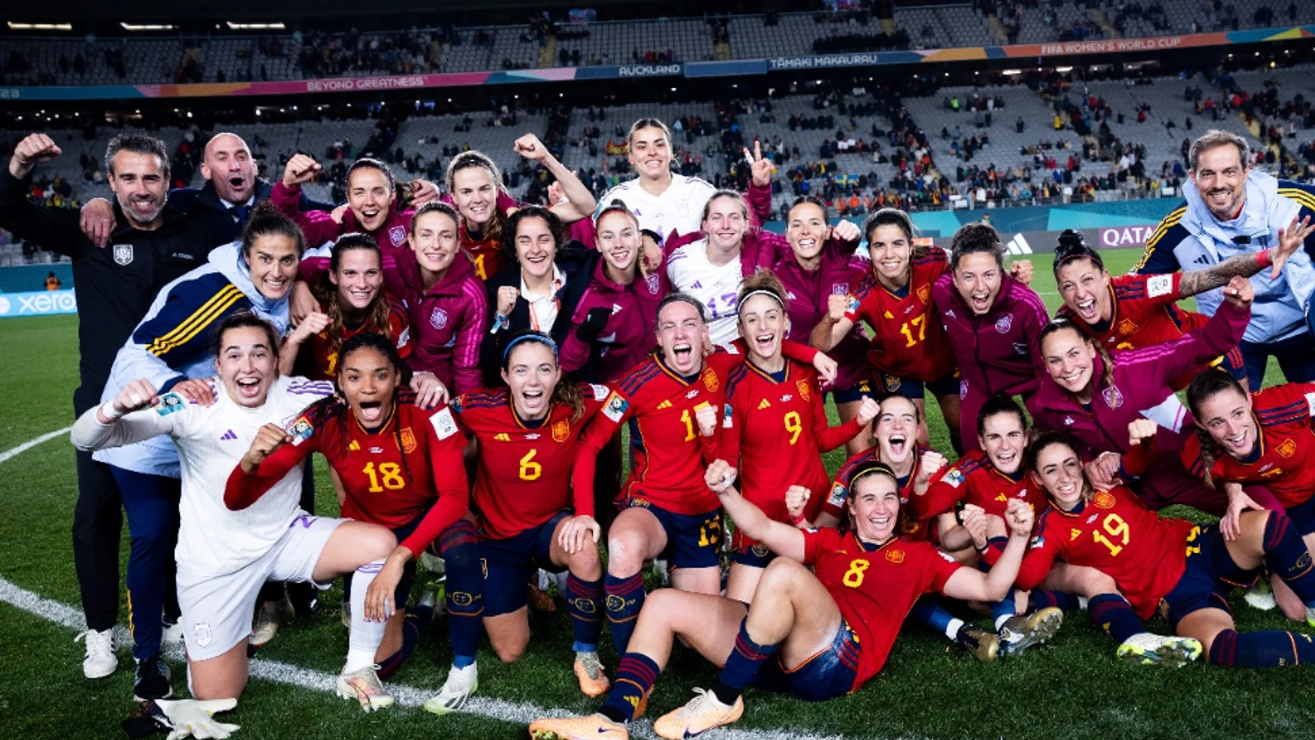 La selección española, feliz -junto a Vilda y Rubiales- tras colarse en la final de un Mundial