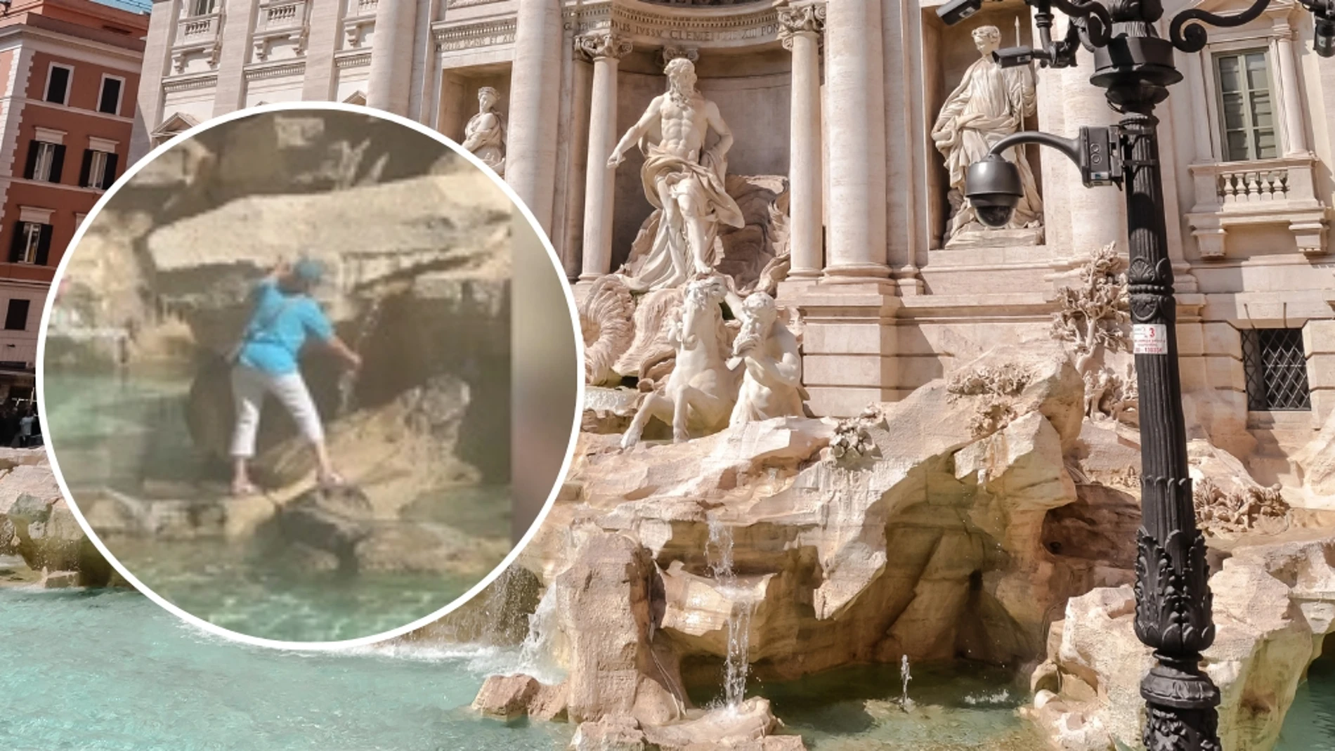 Una turista trepa por la Fontana di Trevi para rellenar su botella de agua 