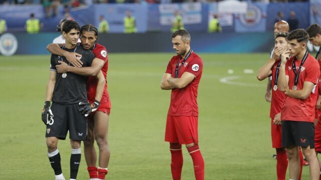 Badé abraza a Bono mientras el City recibe el trofeo de la Supercopa