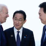 El presidente Joe Biden, a la izquierda, habla con el primer ministro de Japón, Fumio Kishida, y el presidente de Corea del Sur, Yoon Suk Yeol, a la derecha, antes de una reunión trilateral al margen de la Cumbre del G7 en Hiroshima, Japón, domingo 21 de mayo