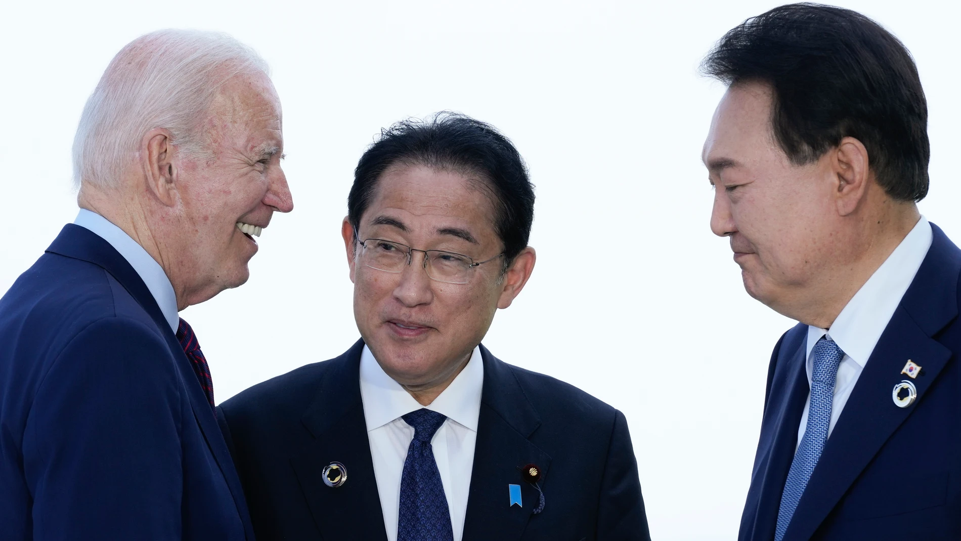 El presidente Joe Biden, a la izquierda, habla con el primer ministro de Japón, Fumio Kishida, y el presidente de Corea del Sur, Yoon Suk Yeol, a la derecha, antes de una reunión trilateral al margen de la Cumbre del G7 en Hiroshima, Japón, domingo 21 de mayo