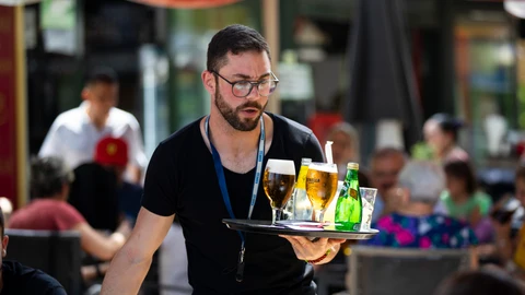 Camarero en una terraza de Madrid