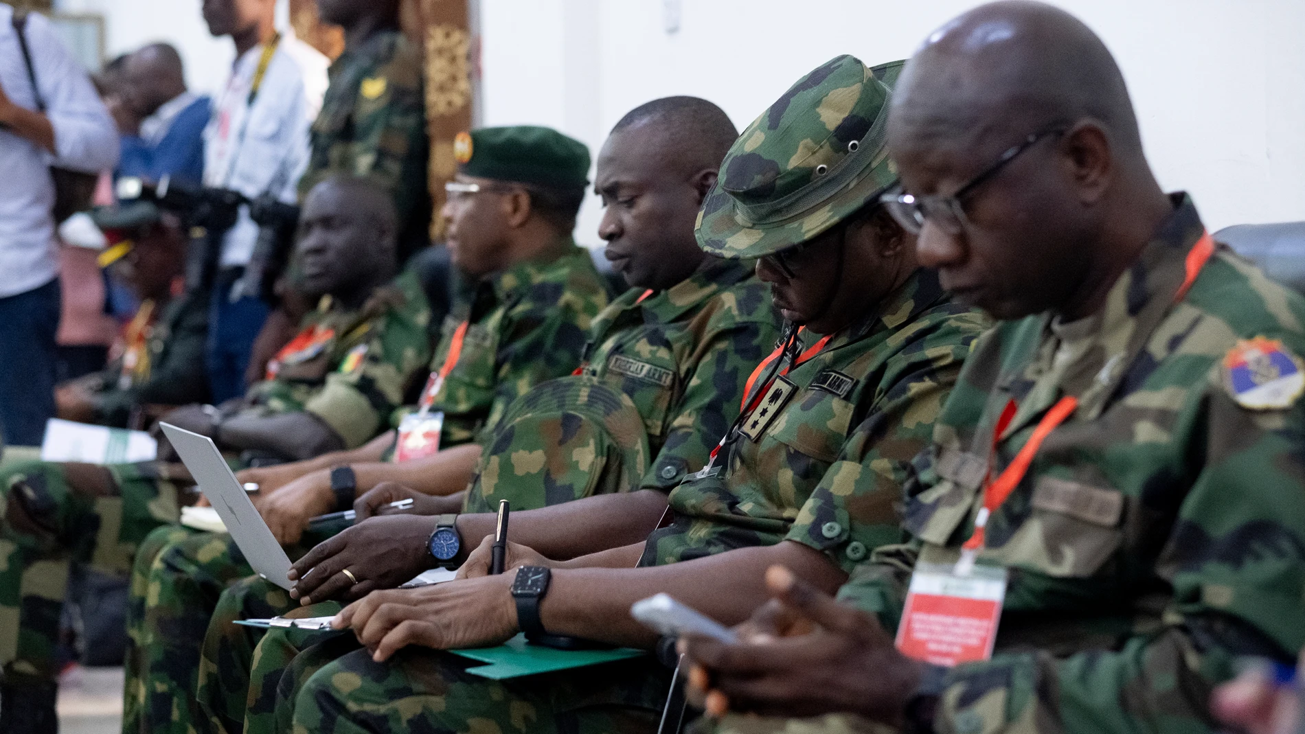 Delegados escuchan discursos durante la Reunión Extraordinaria del Comité de Jefes de Estado Mayor de la Defensa de la CEDEAO en Accra, Ghana