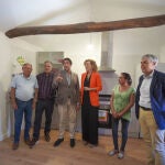Suárez-Quiñones visita las obras de rehabilitación de una vivienda en Santa Catalina de Somoza