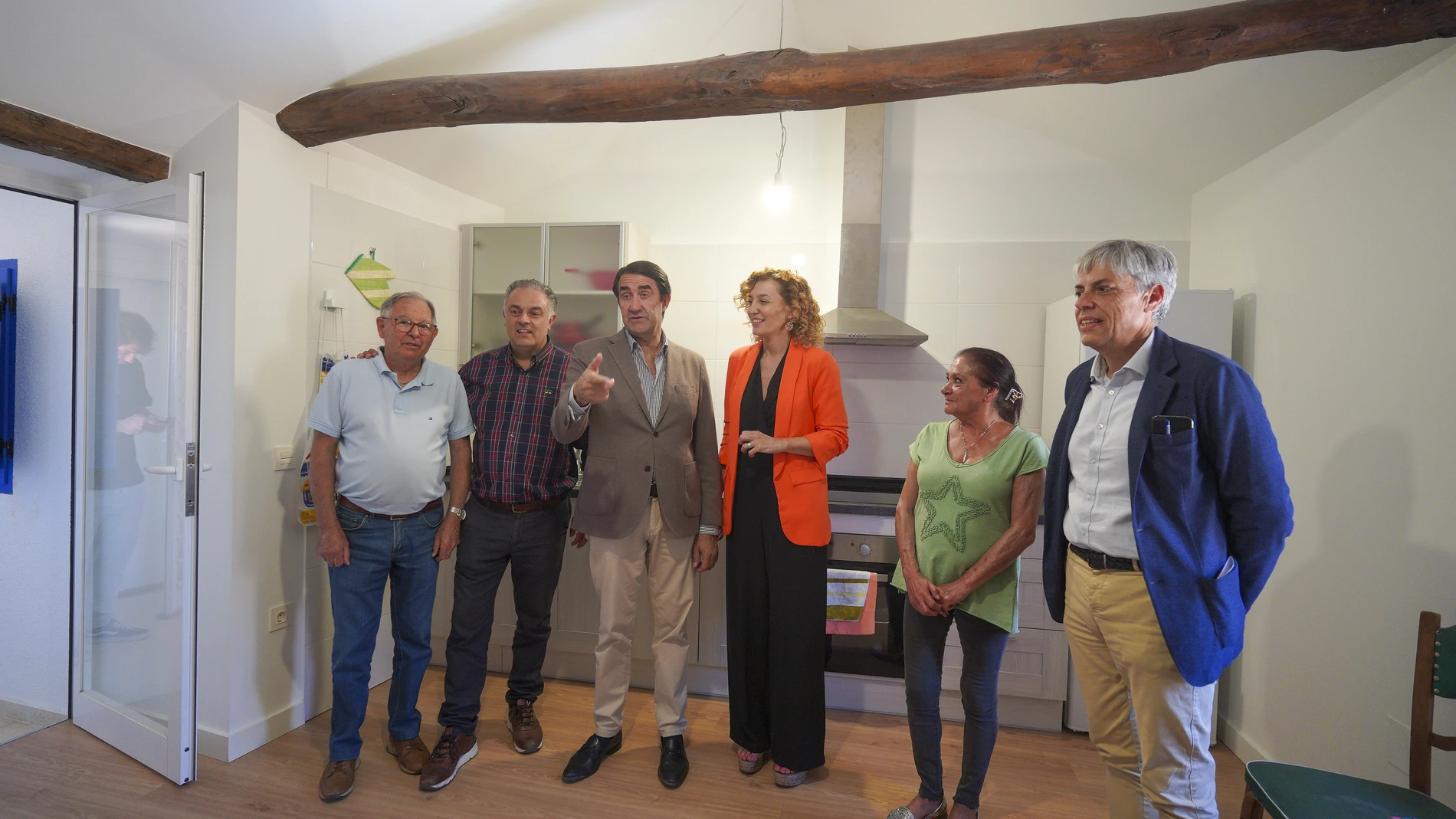 Suárez-Quiñones visita las obras de rehabilitación de una vivienda en Santa Catalina de Somoza