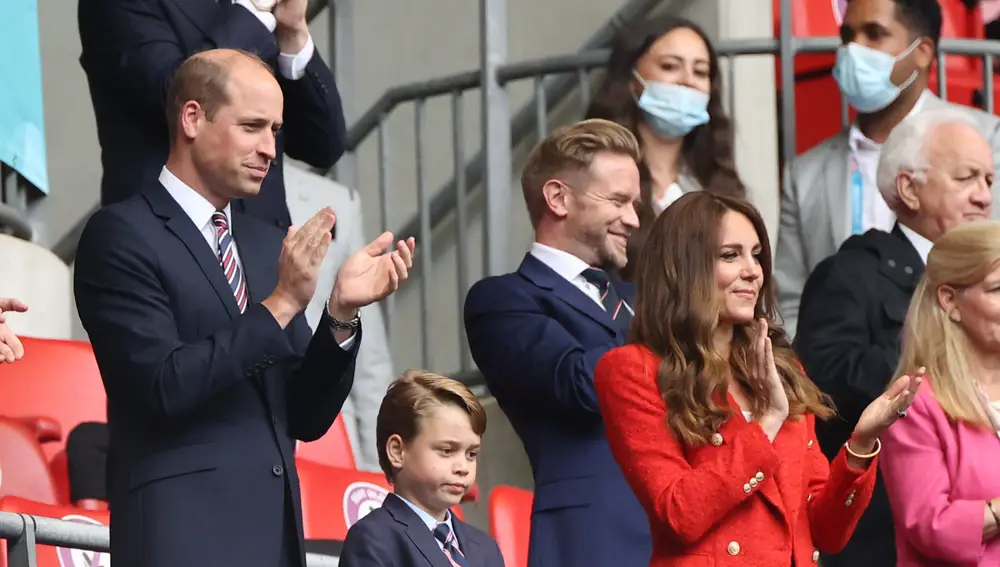 El príncipe Guillermo, junto a su esposa y su hijo mayor en la final de la Eurocopa de 2020