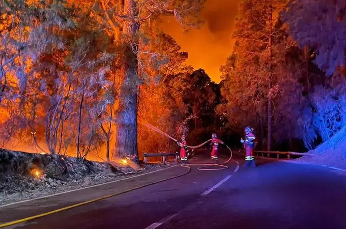 Ordenan nuevas evacuaciones al complicarse el incendio de Tenerife en la zona norte 