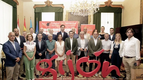 Autoridades y patrocinadores en la presentación de los CSI Gijón 2023