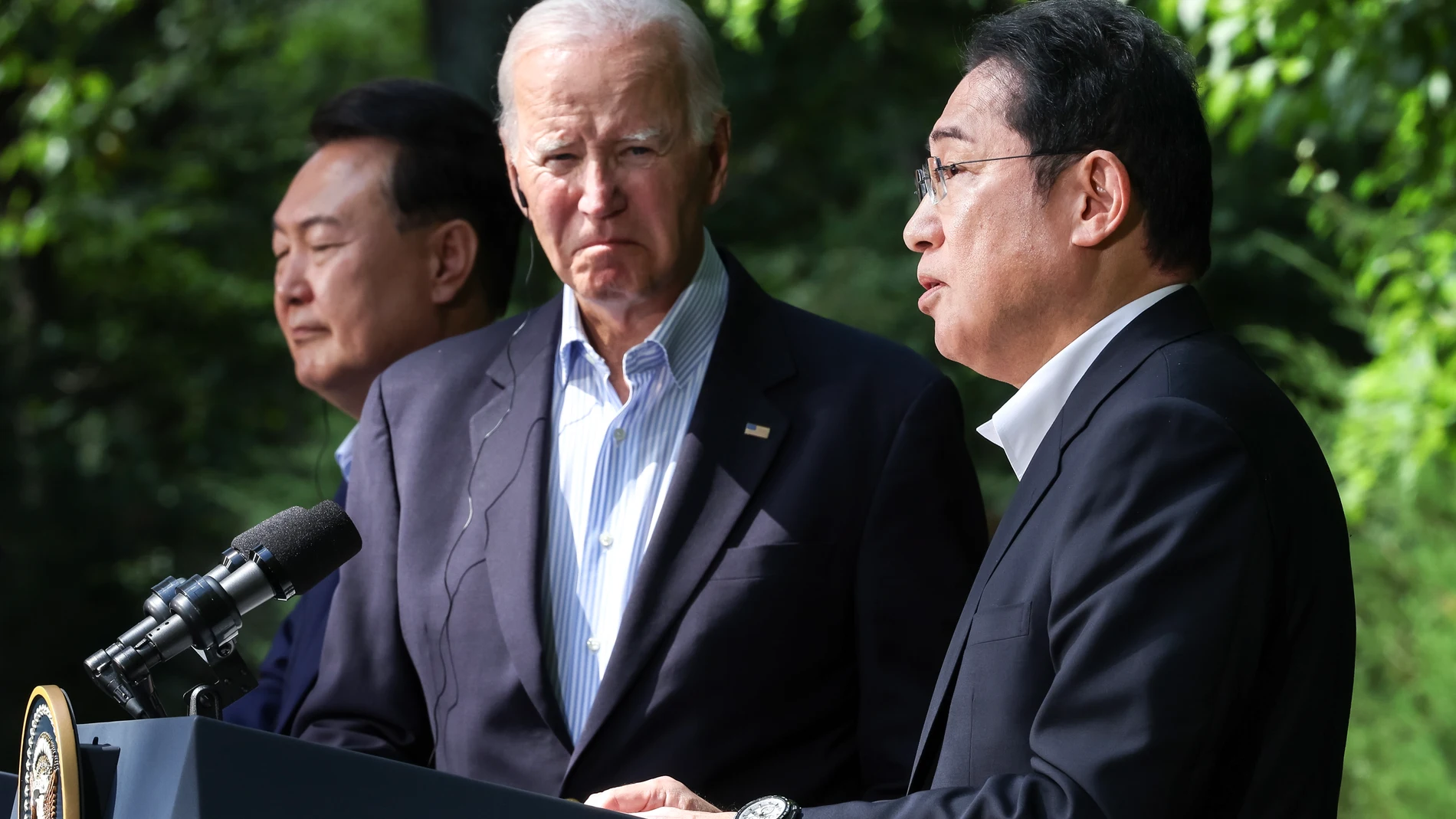 Camp David (United States), 18/08/2023.- (L-R) South Korean President Yoon Suk Yeol and US President Joe Biden listen as Japanese Prime Minister Fumio Kishida speaks during a joint press conference as part of their trilateral summit at Camp David, Frederick County, Maryland, USA, 18 August 2023. Biden hosts a trilateral summit with South Korean President Yoon Suk Yeol and Prime Minister of Japan Kishida Fumio to bolster relations and to discuss global security and trade issues. (Japón, Corea ...