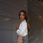 Rocío Osorno con blusa y minifalda de Zara