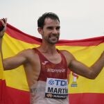 Álvaro Martín posa con la bandera de España tras su título mundial de 20km marcha