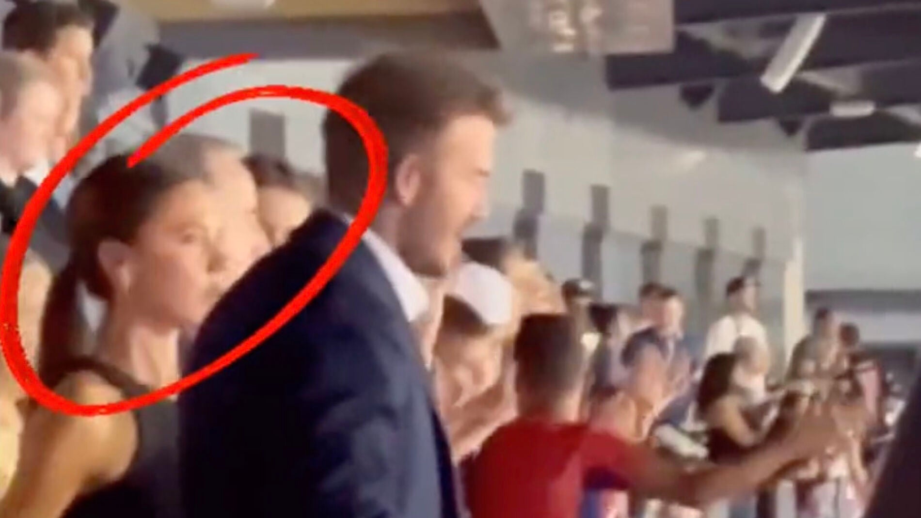 Vídeo Victoria Beckham controla a David en su celebración de gol de Messi