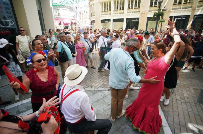 Cientos de malagueños y turistas disfrutan del último día de la Feria de Málaga