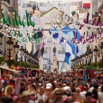 Cientos de malagueños y turistas disfrutan del último día de la Feria de Málaga