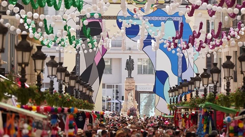 Cientos de malagueños y turistas disfrutan del último día de la Feria de Málaga