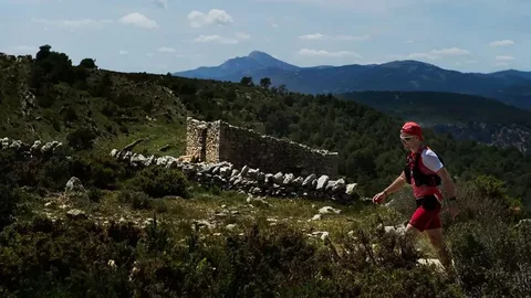 Senderista recorre la comarca del Alto Maestrazgo