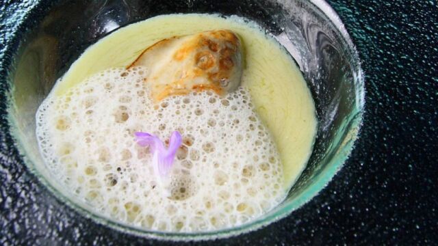 Ostra guillardeau a la plancha con crema de borrejas y emulsión de ostras del restaurante Zuberoa