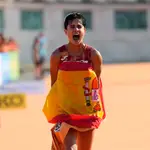María Pérez, con la bandera española tras cruzar la meta de los 20 kilómetros marcha