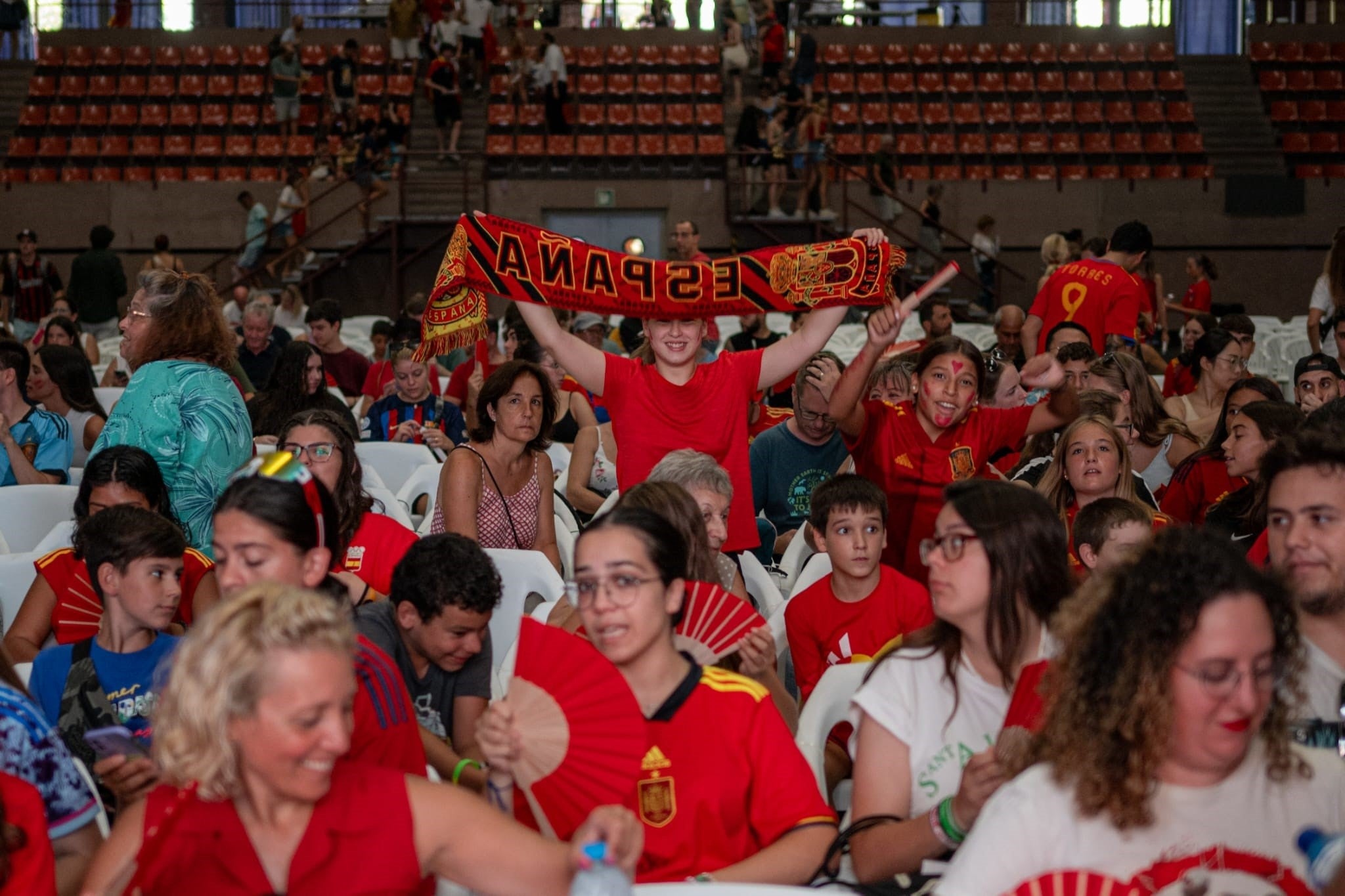 La exaltada reacción en Barcelona tras el gol de España contra Inglaterra en el Mundial imagen