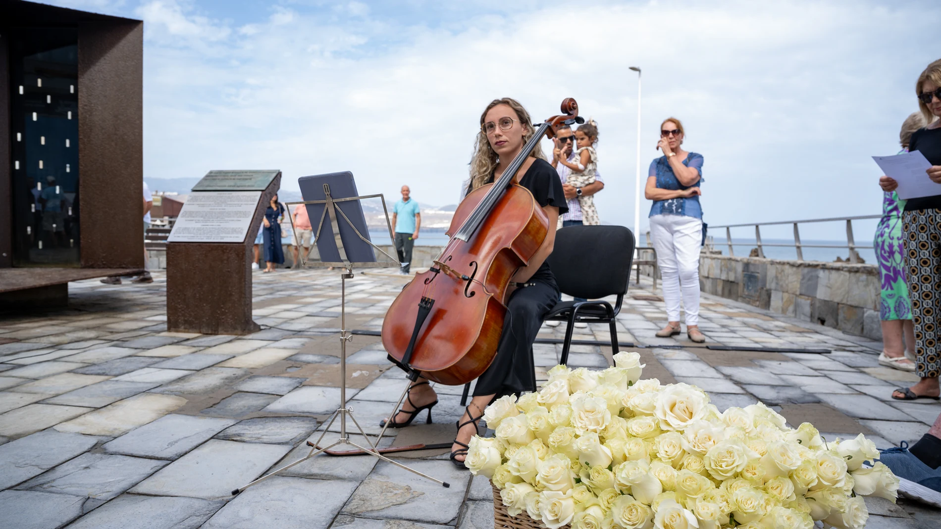 Varias personas durante la ofrenda floral por el 15º aniversario de la tragedia de Spanair, en la playa de Las Canteras, a 20 de agosto de 2023, en Las Palmas de Gran Canaria, Gran Canaria, Islas Canarias (España). El acto ha sido convocado por la Asociación de Afectados del Vuelo JK5022. La AVJK5022 rinde homenaje a las víctimas del accidente en el 15º aniversario de la tragedia con una ofrenda floral de rosas blancas, una lectura de poemas y la lectura del manifiesto de la Asociación en el ...