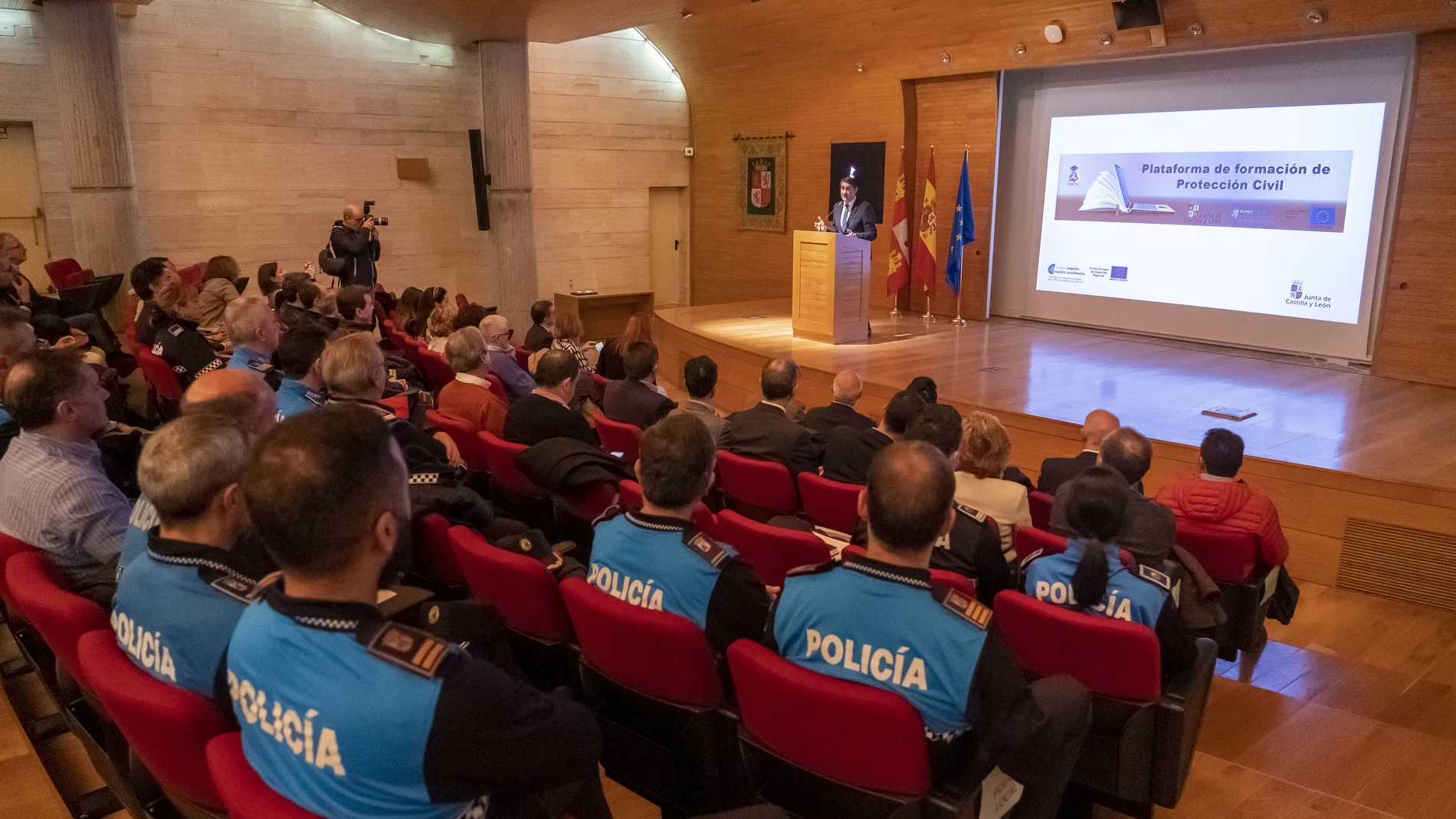 Un total de 72 bomberos y 63 policías locales han participado el curso impartido por el Colegio de Psicología de Castilla y León