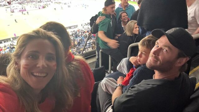 Elsa Pataky, Chris Hemsworth y sus hijos celebran el triunfo de España desde el Estadio de Sidney: “¡Campeones del Mundo!¡Viva España!” 
