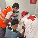 Cruz Roja atiende en el puerto de Alicante a 15 personas migrantes localizadas este domingo en Benidorm