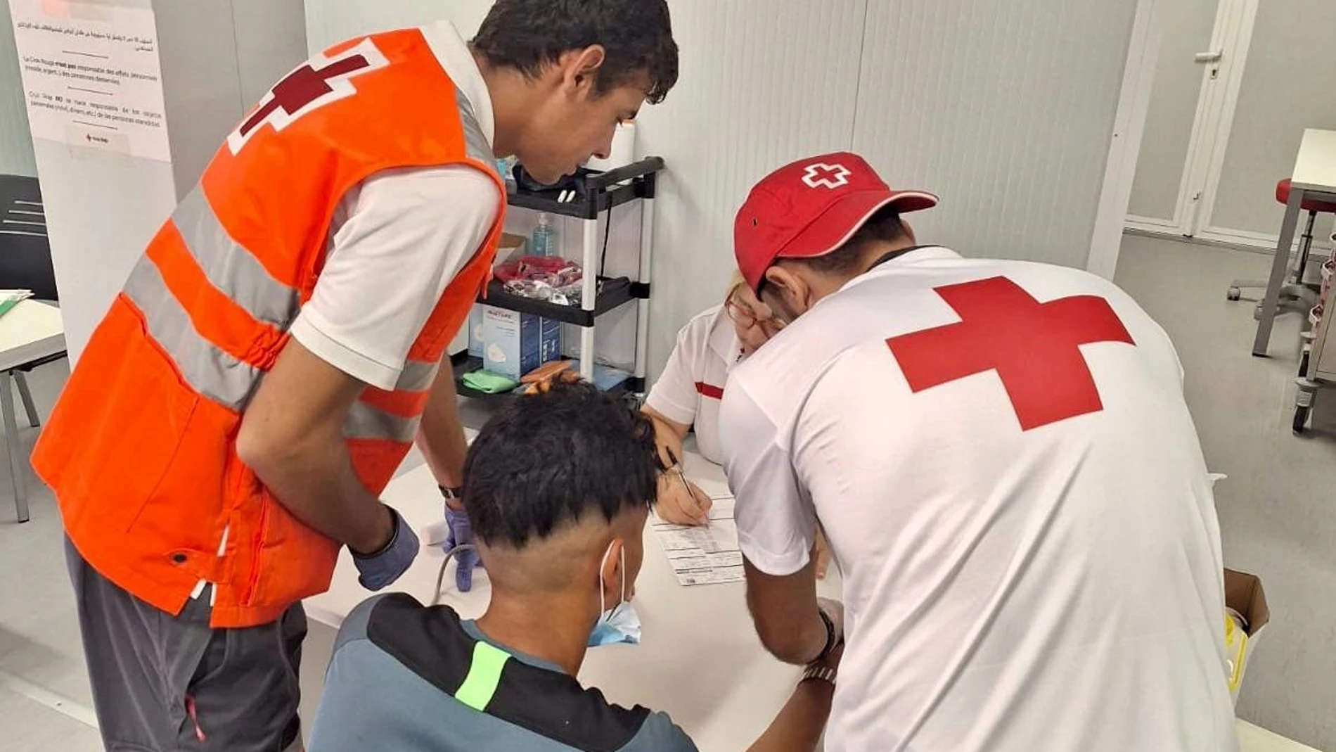 Cruz Roja atiende en el puerto de Alicante a 15 personas migrantes localizadas este domingo en Benidorm