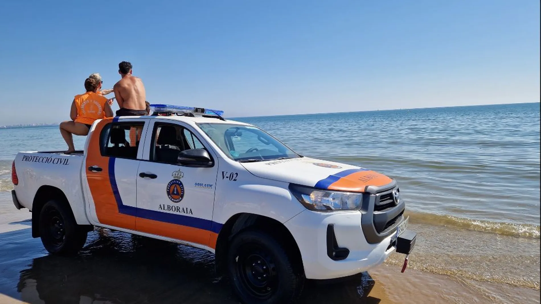 El equipo de socorristas del Ayuntamiento de Alboraya decidió cerrar la playa de La Patacona tras creer haber visto un tiburón