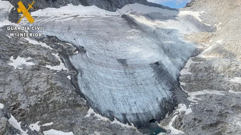 HUESCA, 26/07/2023.- La Guardia Civil ha alertado este miércoles que las inusuales altas temperaturas registradas en la provincia de Huesca durante los últimos meses ha provocado que las condiciones de la nieve estacional y del hielo fósil de los glaciares del Pirineo sean de alto riesgo, en especial en el ascenso al pico Aneto por el glaciar a causa del elevado número de personas que se concentran cada verano en esta zona.