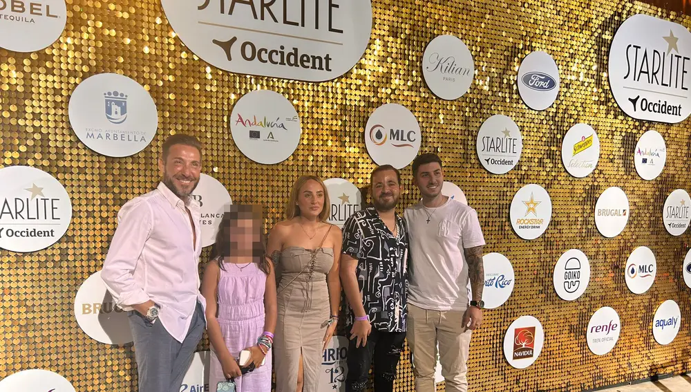 Antonio David Flores junto a todos sus hijos en la gala Starlite