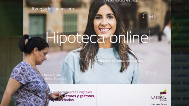 Imagen de un banco anunciando su oferta en hipotecas.