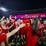 La reina Letizia sujeta una camiseta de la selección española con su nombre junto a las campeonas del mundo 