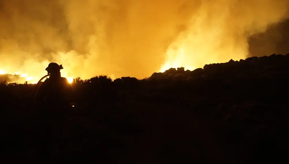 Un bombero trabaja en el incendio en Candelaria que calcinó en nueve días 14.751 hectáreas