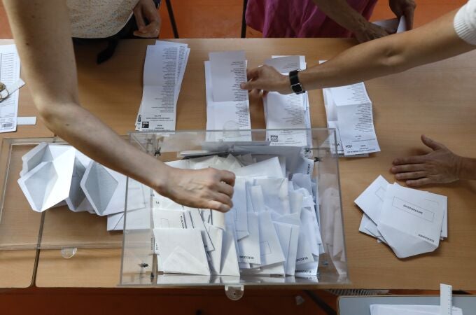Elecciones 23J. Urna electoral y sobres de votos © Jesús G. Feria.