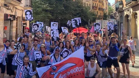 Miembros de la comparsa Txoribarrote, con las fotos de los presos etarras