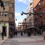 Imagen de la calle Mantería de Valladolid, una de las más comerciales de la ciudad, donde se ha producido el robo en la joyería