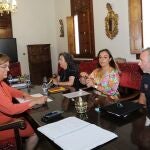 Reunión de Miriam Andrés y Ángeles Armisén para abordar la renovación del convenio de bomberos que expiró el pasado año en Palencia
