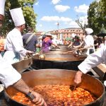 Una treintena de cocineros han cocinado más de mil kilos de judiones de La Granja en 16 peroles
