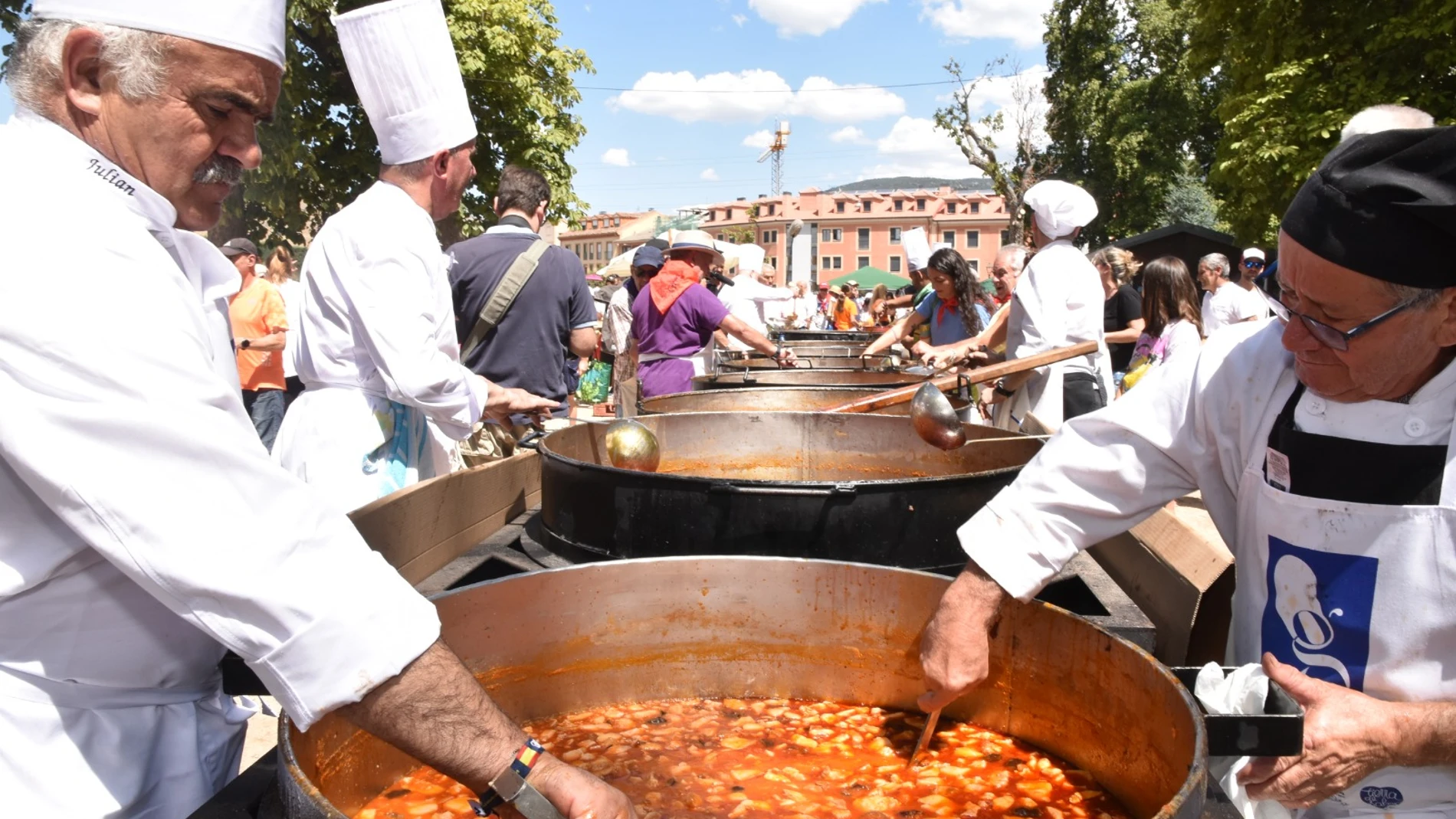 Una treintena de cocineros han cocinado más de mil kilos de judiones de La Granja en 16 peroles