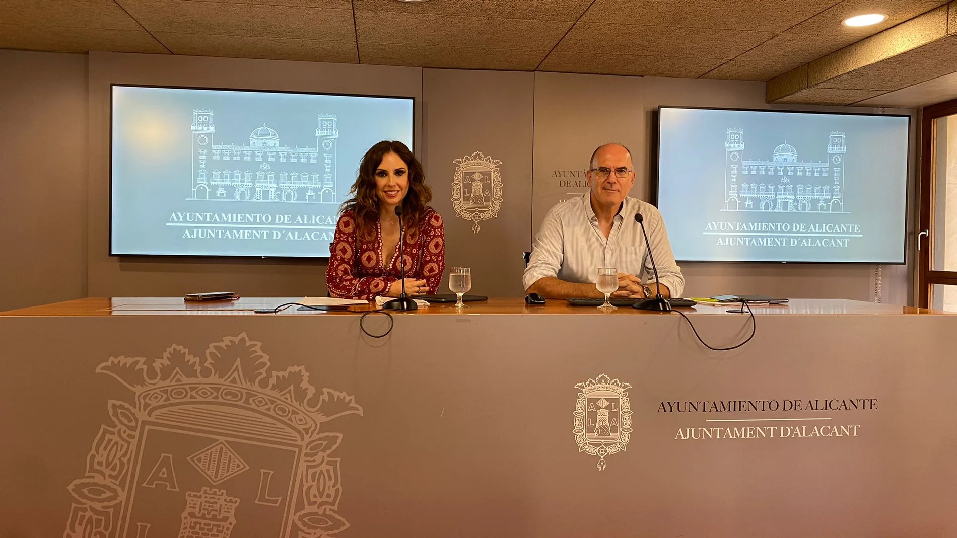 Ana Poquet y Manuel Villar, portavoces del gobierno local del Ayuntamiento de Alicante.