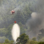 Uno de los helicópteros que participan en las tareas de extinción en Tenerife