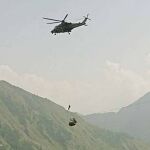 Un helicóptero trata de rescatar a los niños atrapados en un teleférico en Pakistán