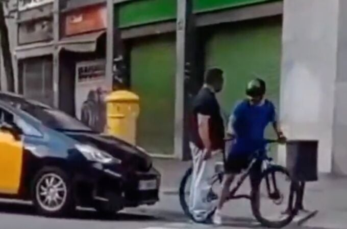 Un ciclista rompe el espejo de un taxi en Barcelona tras una fuerte discusión